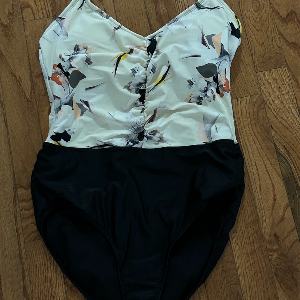 🌸 Like New! Athleta Polynesian Halter One Piece 🌸 Sz M
Beautiful! Hand washed.